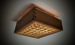 Skøn fyrretræ plafond loftlampe fra 1970. 25×25 cm. 12 cm dyb. Til loft.