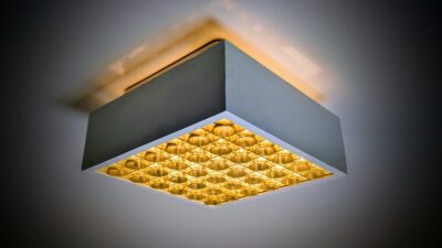 Skøn hvid fyrretræ plafond loftlampe fra 1970. 25x25 cm. 12 cm dyb. Til loft. Nyt el.