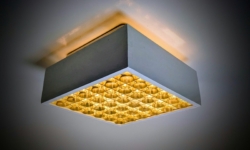 Skøn hvid fyrretræ plafond loftlampe fra 1970. 25×25 cm. 12 cm dyb. Til loft. Nyt el.