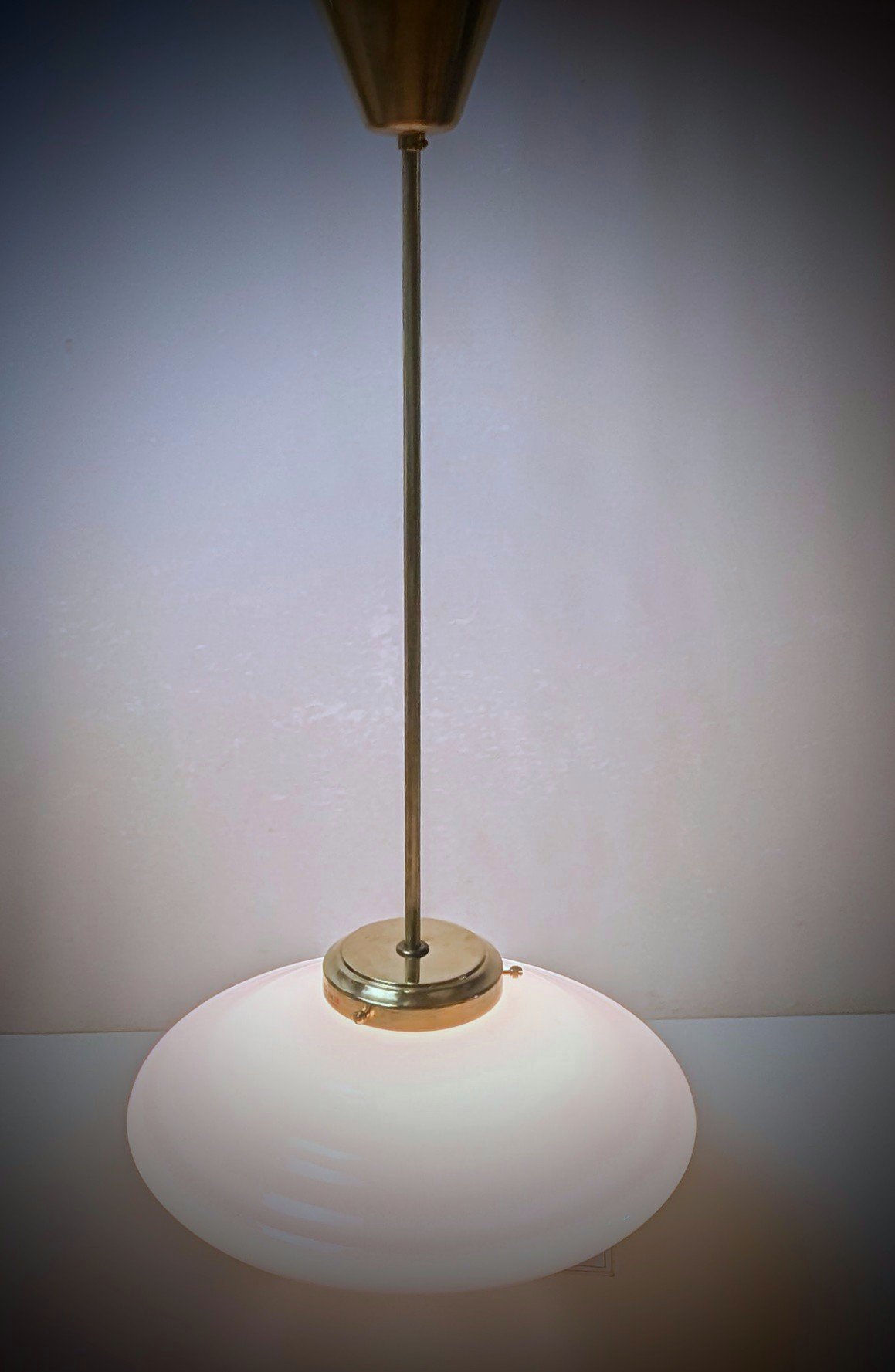 Skandinavisk Hall loftlampe i opalglas og messing – Mid-Century Modern 1960. Prof. restaureret. Ø35