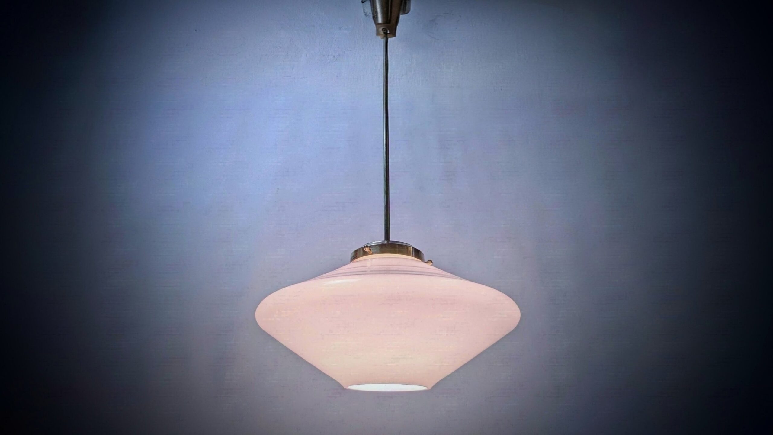 Skandinavisk Hall loftlampe i opalglas og messing – Mid-Century Modern 1960. Prof. restaureret. Ø35
