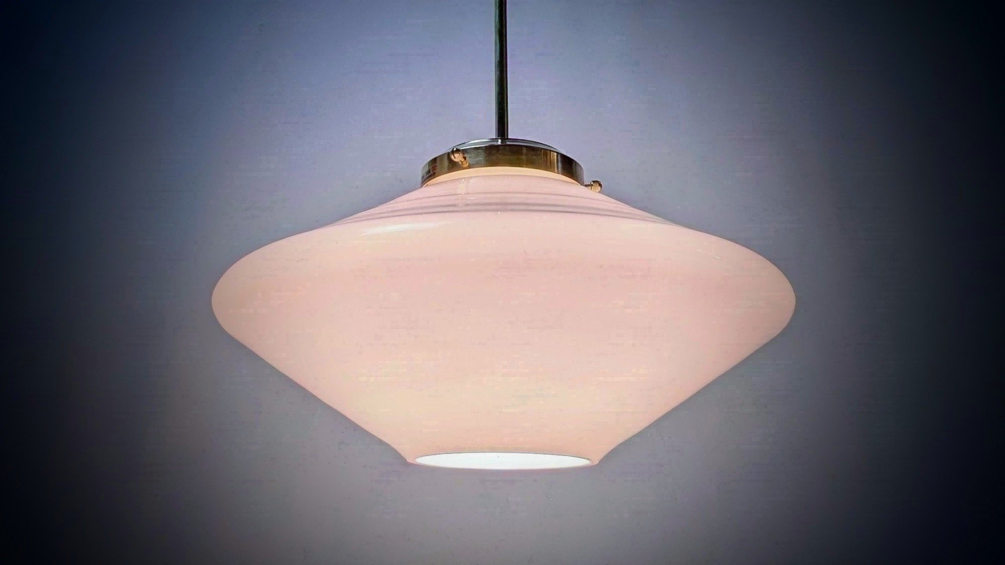 Skandinavisk Hall loftlampe i opalglas og messing – Mid-Century Modern 1960. Prof. restaureret. Ø35