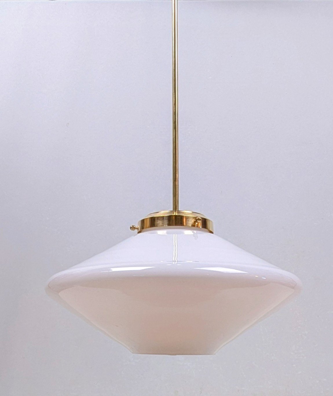 Skandinavisk Hall loftlampe i opalglas og messing – Mid-Century Modern 1960. Prof. restaureret. Ø35