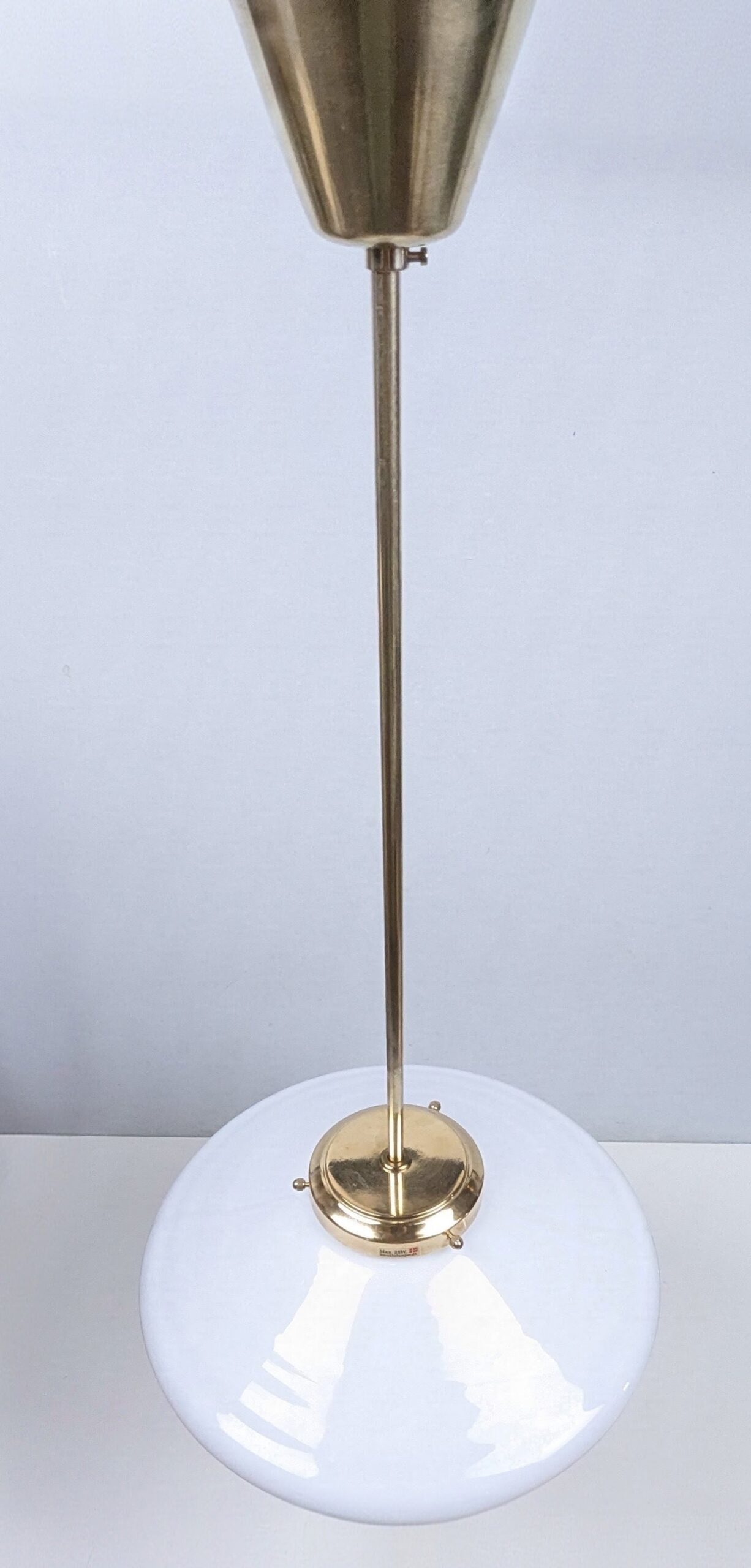 Skandinavisk Hall loftlampe i opalglas og messing – Mid-Century Modern 1960. Prof. restaureret. Ø35
