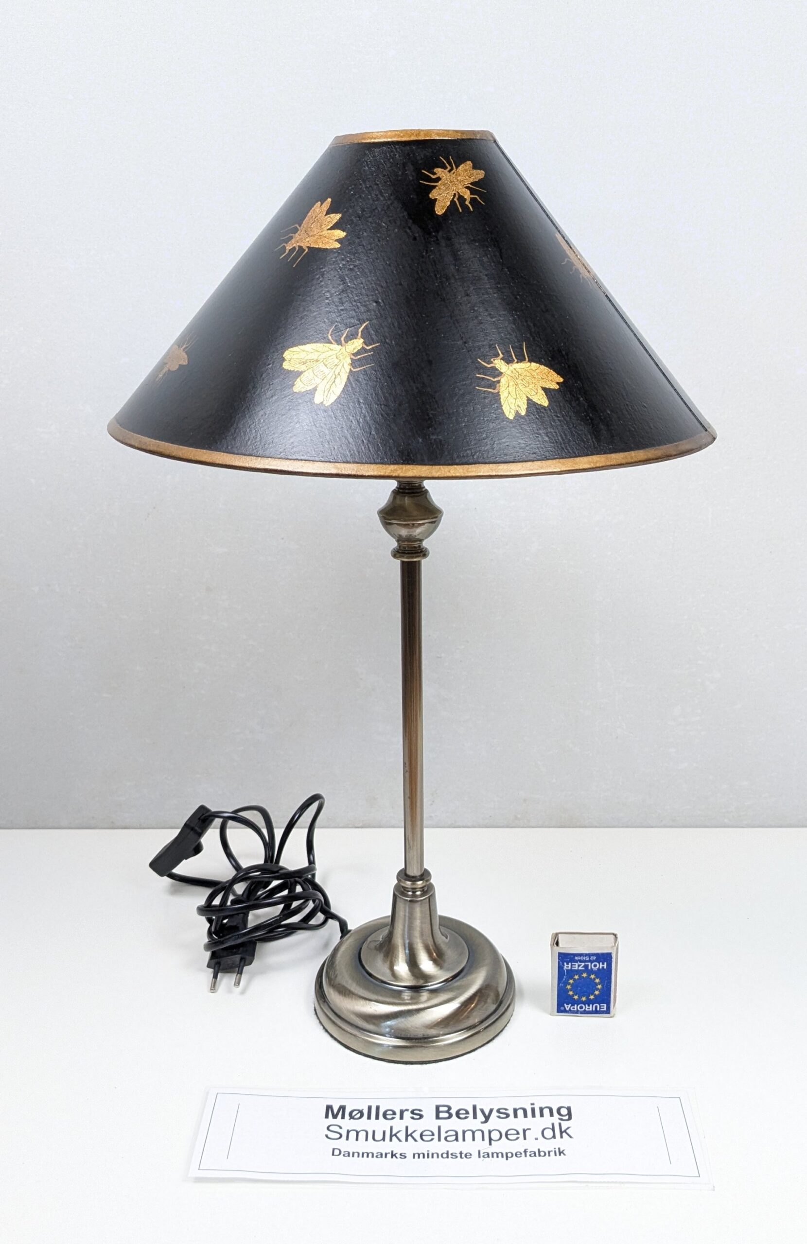 Skøn bordlampe med håndmalet Napoleon lampeskærm. 1980. 50 cmH. Ø30.