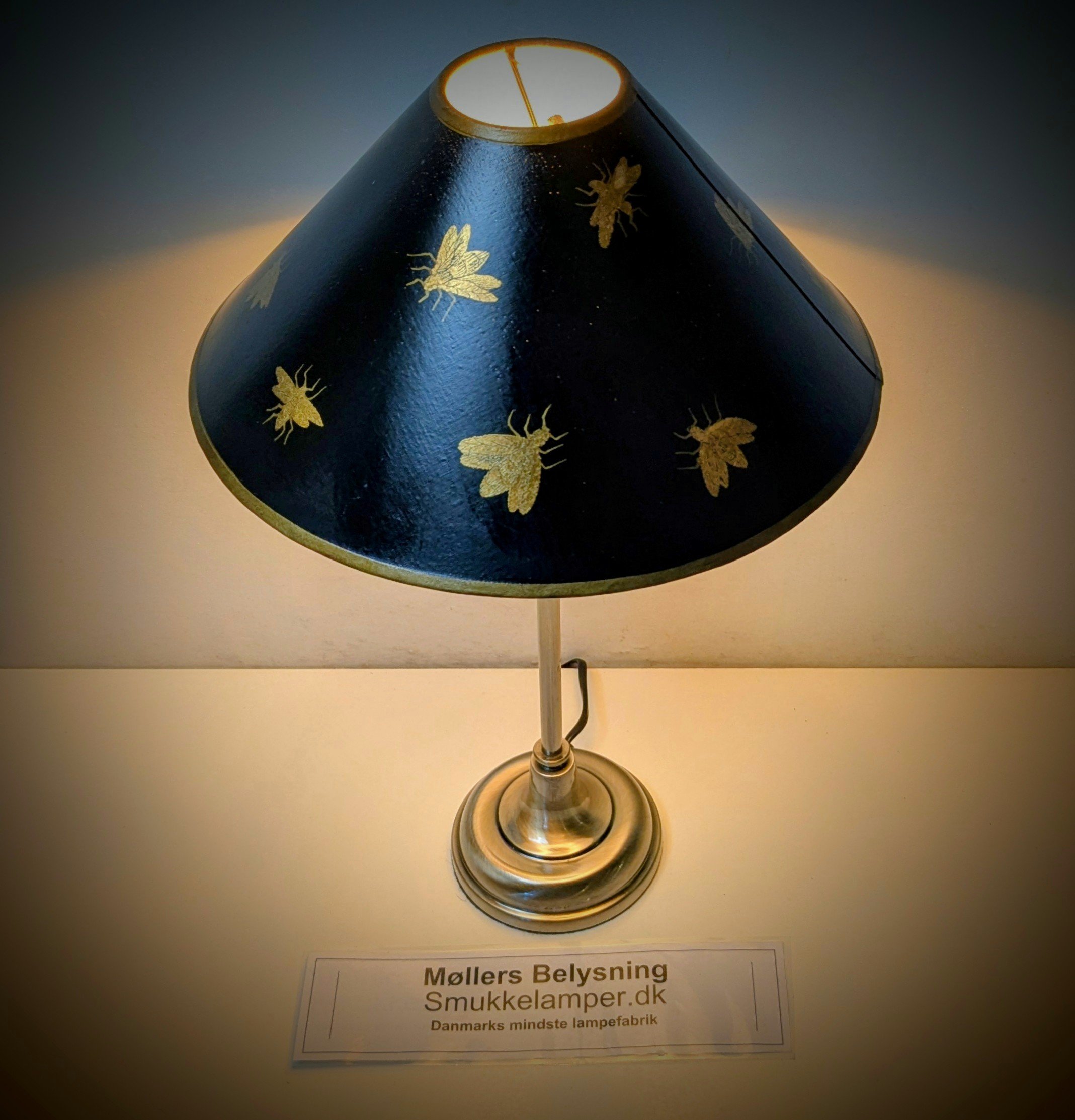 Skøn bordlampe med håndmalet Napoleon lampeskærm. 1980. 50 cmH. Ø30.