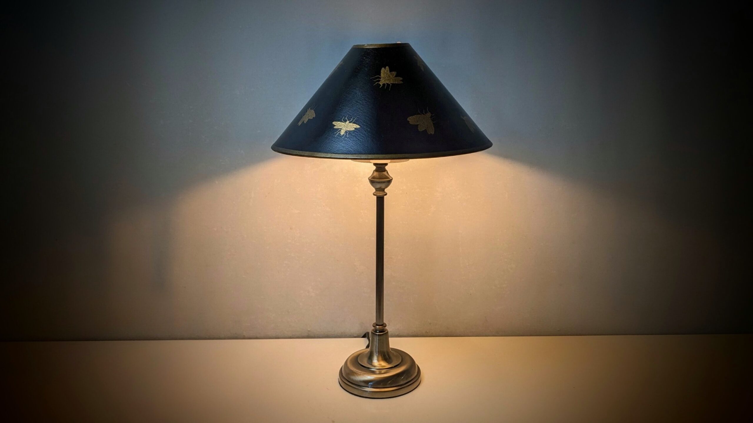 Skøn bordlampe med håndmalet Napoleon lampeskærm. 1980. 50 cmH. Ø30.