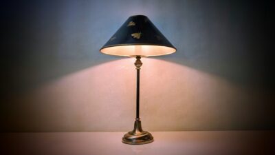 Skøn bordlampe med håndmalet Napoleon lampeskærm. 1980. 50 cmH. Ø30.