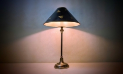 Skøn bordlampe med håndmalet Napoleon lampeskærm. 1980. 50 cmH. Ø30.