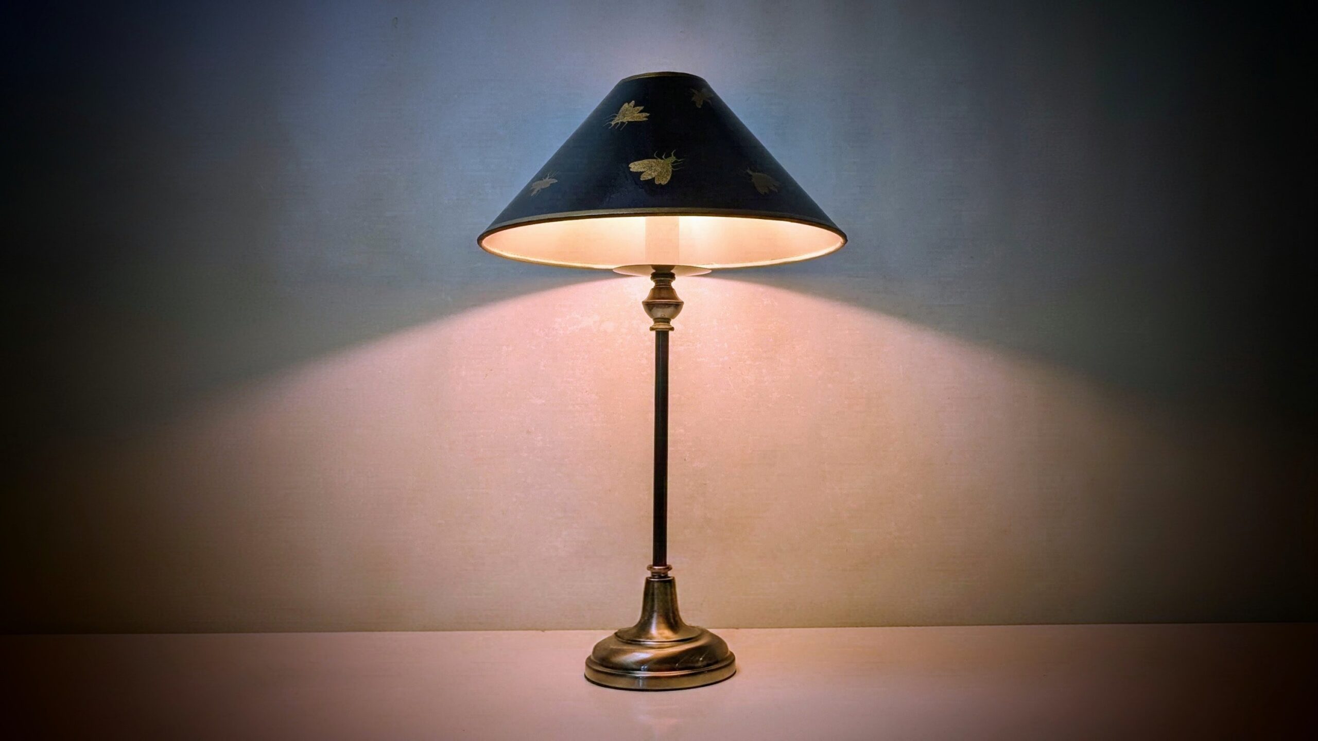Skøn bordlampe med håndmalet Napoleon lampeskærm. 1980. 50 cmH. Ø30.