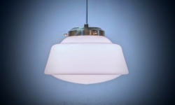Elegant opalglas lukket lampe. Ø24. 1960. Nyt el og nyt messing ophæng.