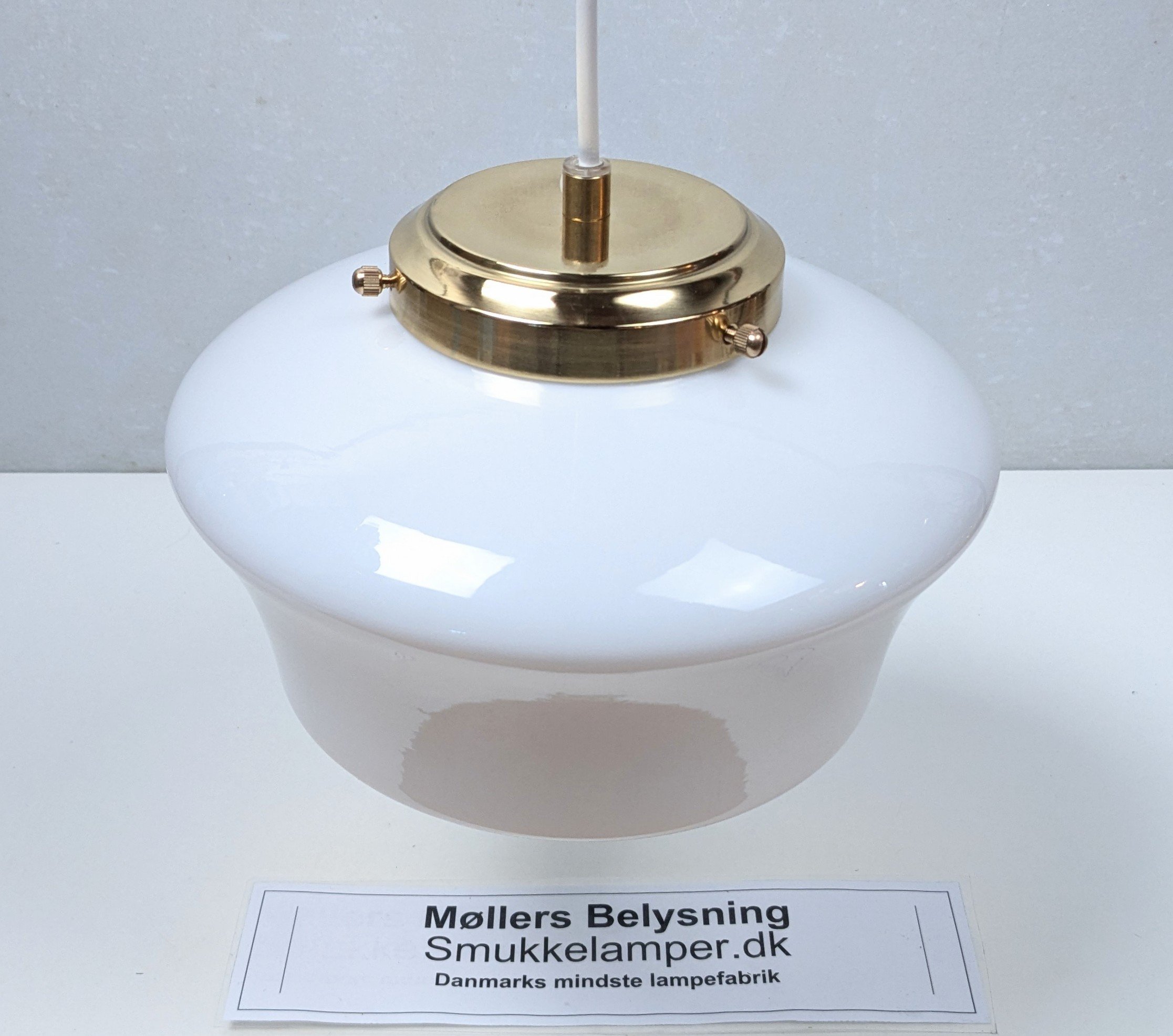 Elegant opalglas lukket loftlampe. Ø24. 1960. Nyt el og nyt messing ophæng.