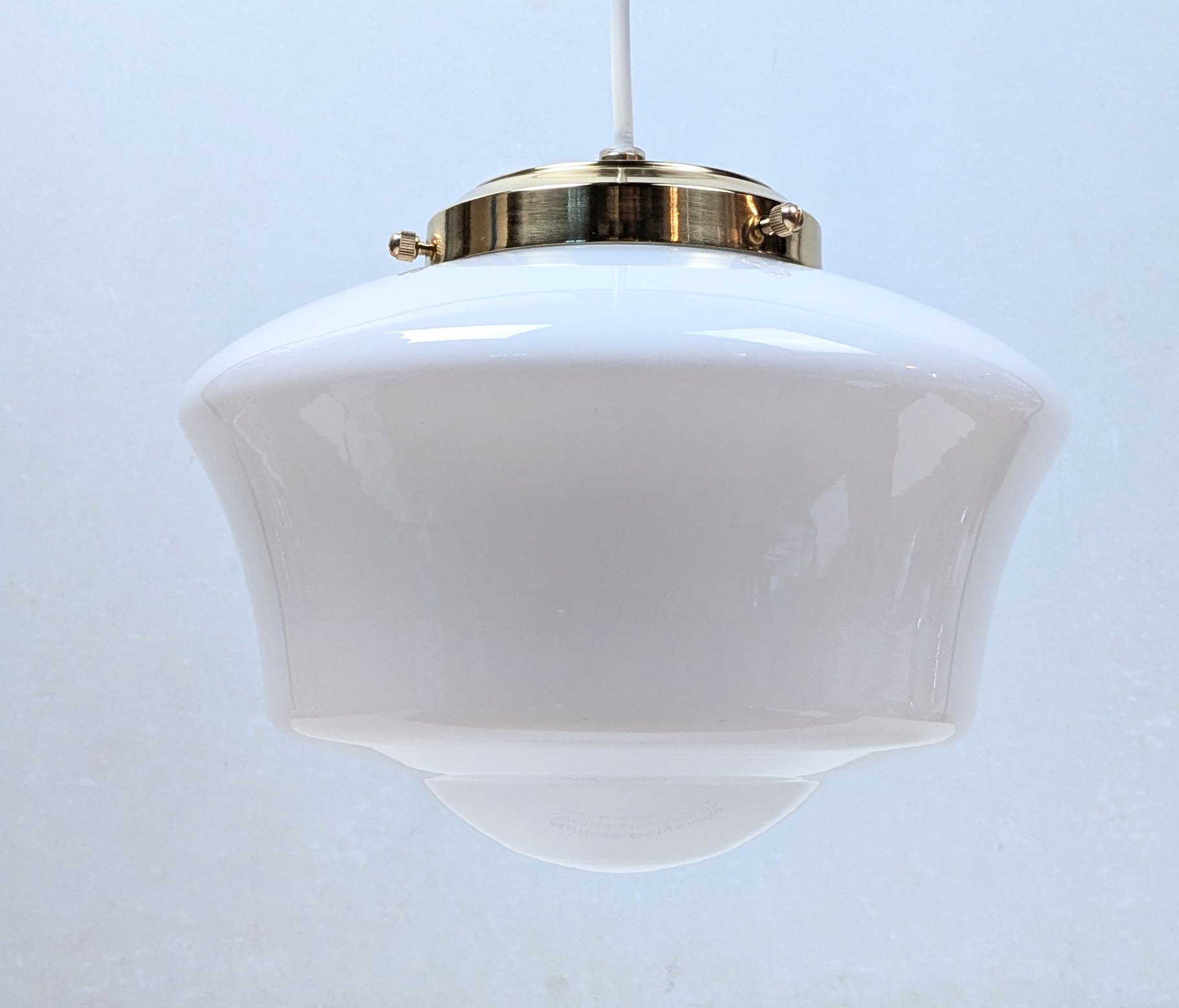 Elegant opalglas lukket loftlampe. Ø24. 1960. Nyt el og nyt messing ophæng.
