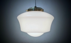 Elegant opalglas lukket loftlampe. Ø24. 1960. Nyt el og nyt messing ophæng.