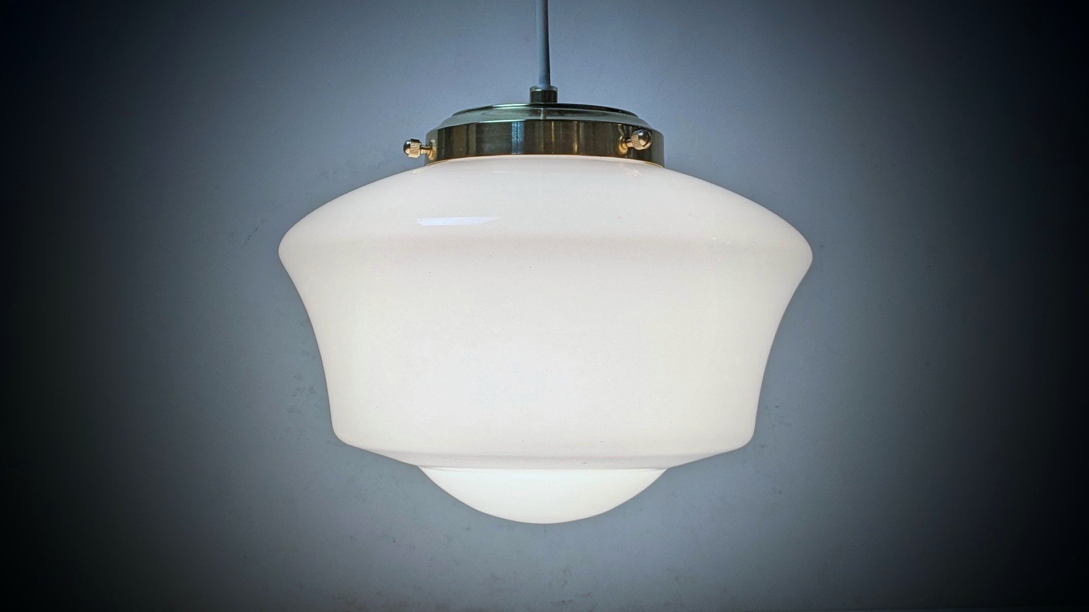 Elegant opalglas lukket loftlampe. Ø24. 1960. Nyt el og nyt messing ophæng.