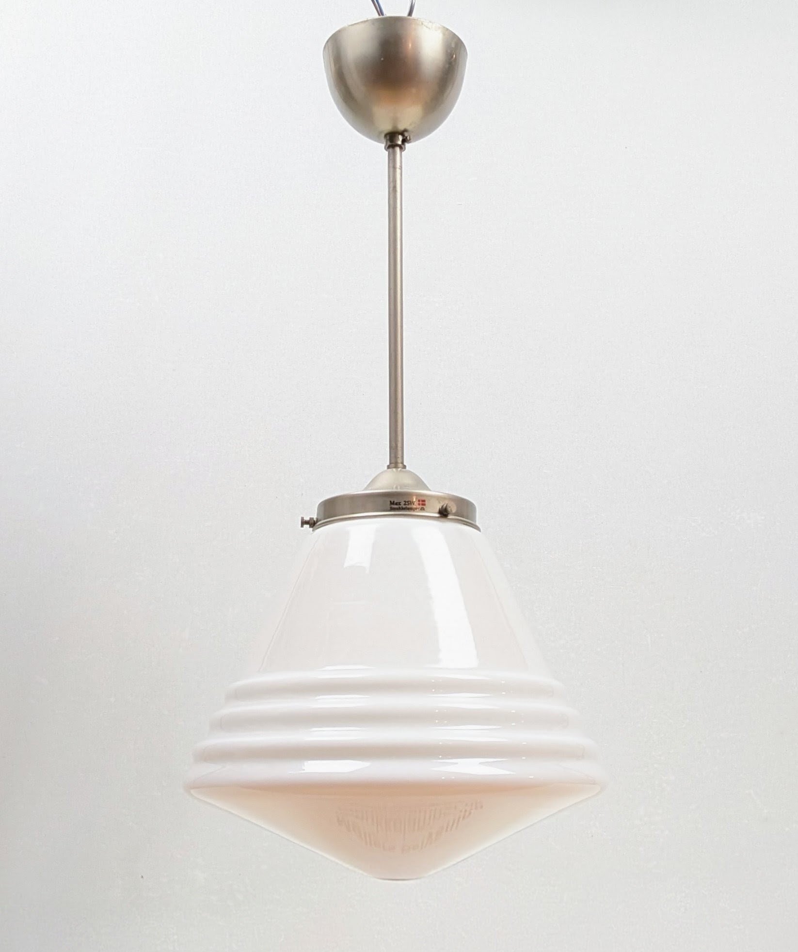 Bauhaus loftlampe i opalglas – skandinavisk funktionalisme fra 1940. Ø26. 60 cm nedhæng. Prof restaureret.
