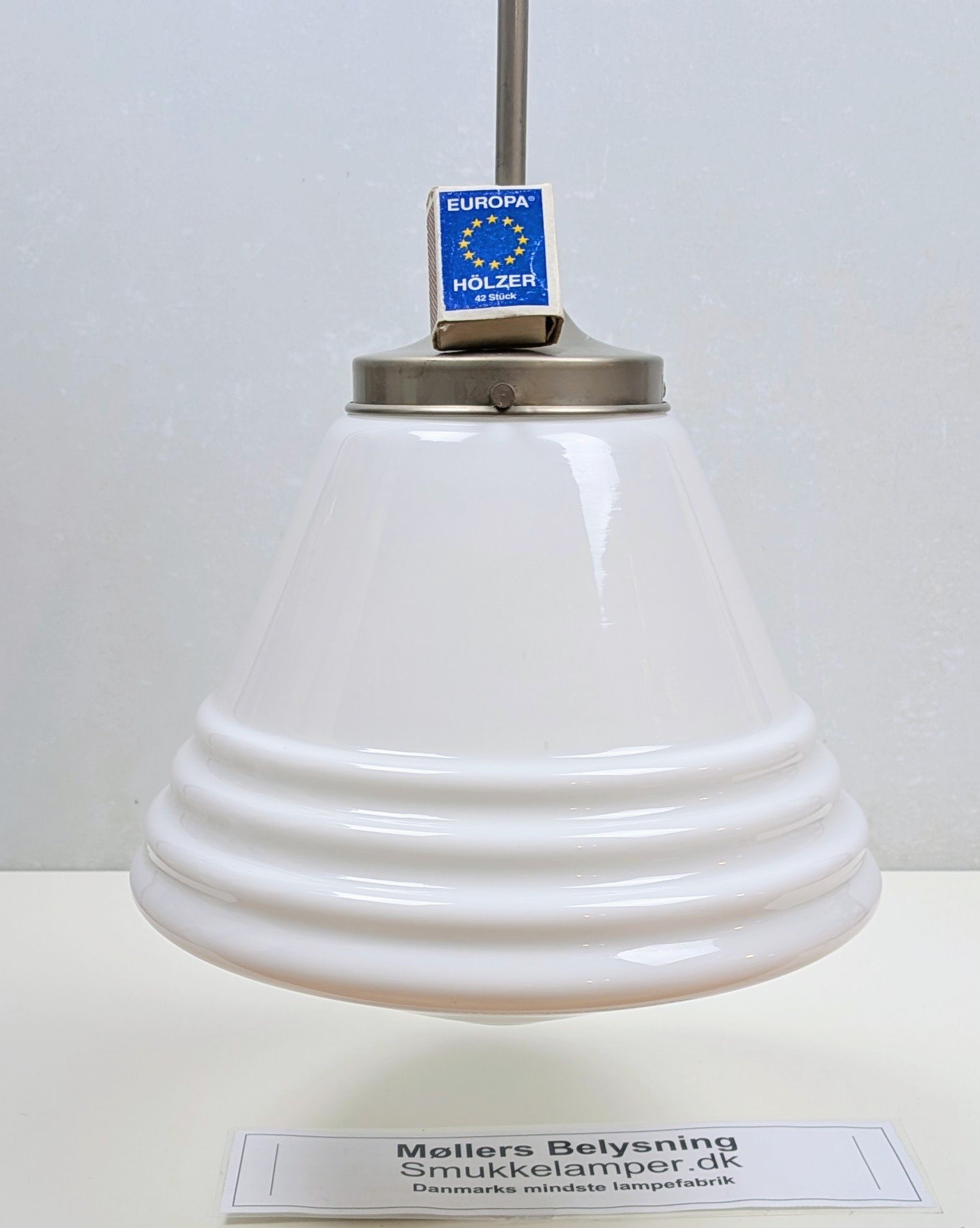 Bauhaus loftlampe i opalglas – skandinavisk funktionalisme fra 1940. Ø26. 60 cm nedhæng. Prof restaureret.