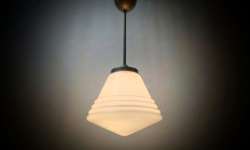 Bauhaus loftlampe i opalglas – skandinavisk funktionalisme fra 1940. Ø26. 60 cm nedhæng. Prof restaureret.