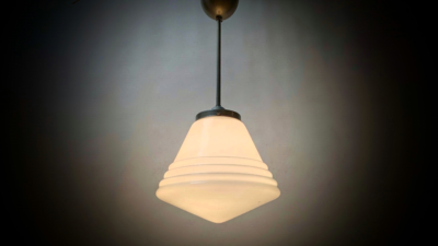 Bauhaus loftlampe i opalglas – skandinavisk funktionalisme fra 1940. Ø26. 60 cm nedhæng. Prof restaureret.