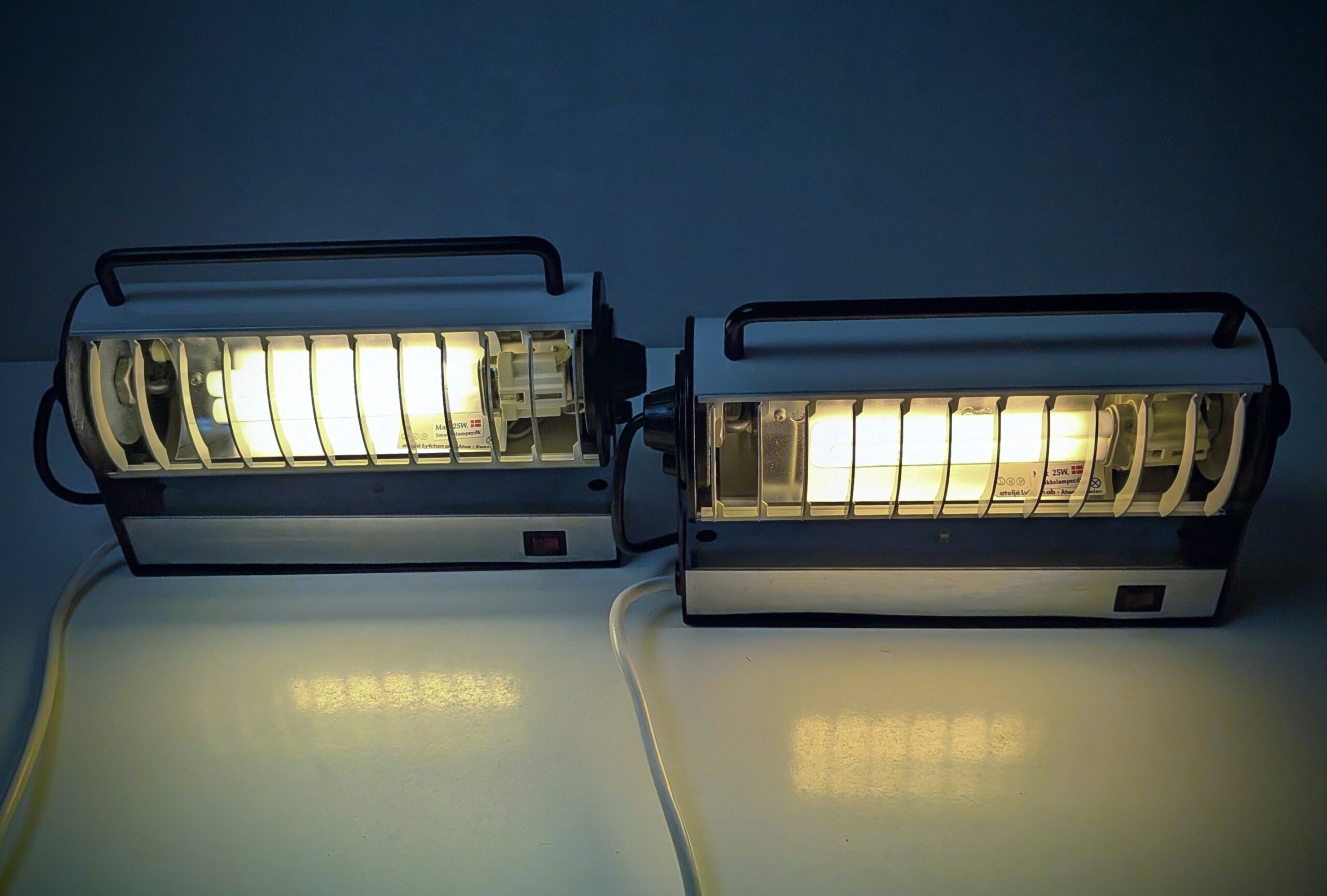 Sæt med 2 space age væg senge lamper fra 1970. 30 cm brede. Atalje Lyktan.