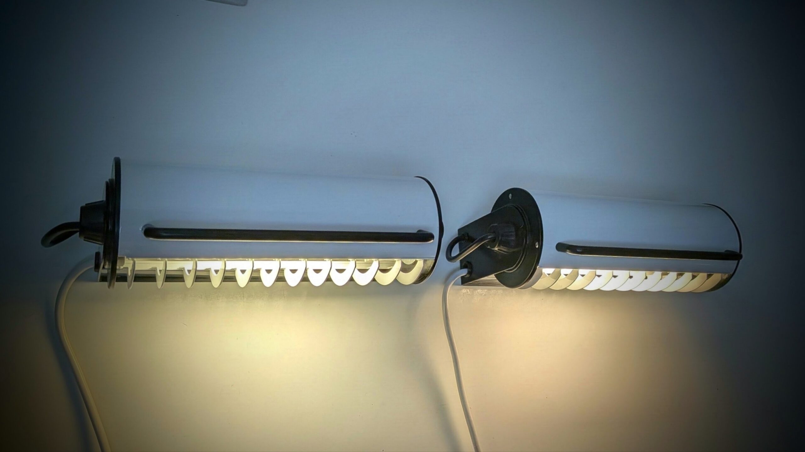 Sæt med 2 space age væg senge lamper fra 1970. 30 cm brede. Atalje Lyktan.