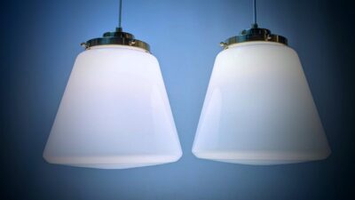 Skønne Bauhaus opalglas loftlamper fra 1950. Alt udover glas er nyt. Messing. Ø25. Sæt