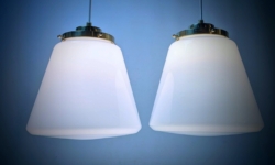 Skønne Bauhaus opalglas loftlamper fra 1950. Alt udover glas er nyt. Messing. Ø25. Sæt