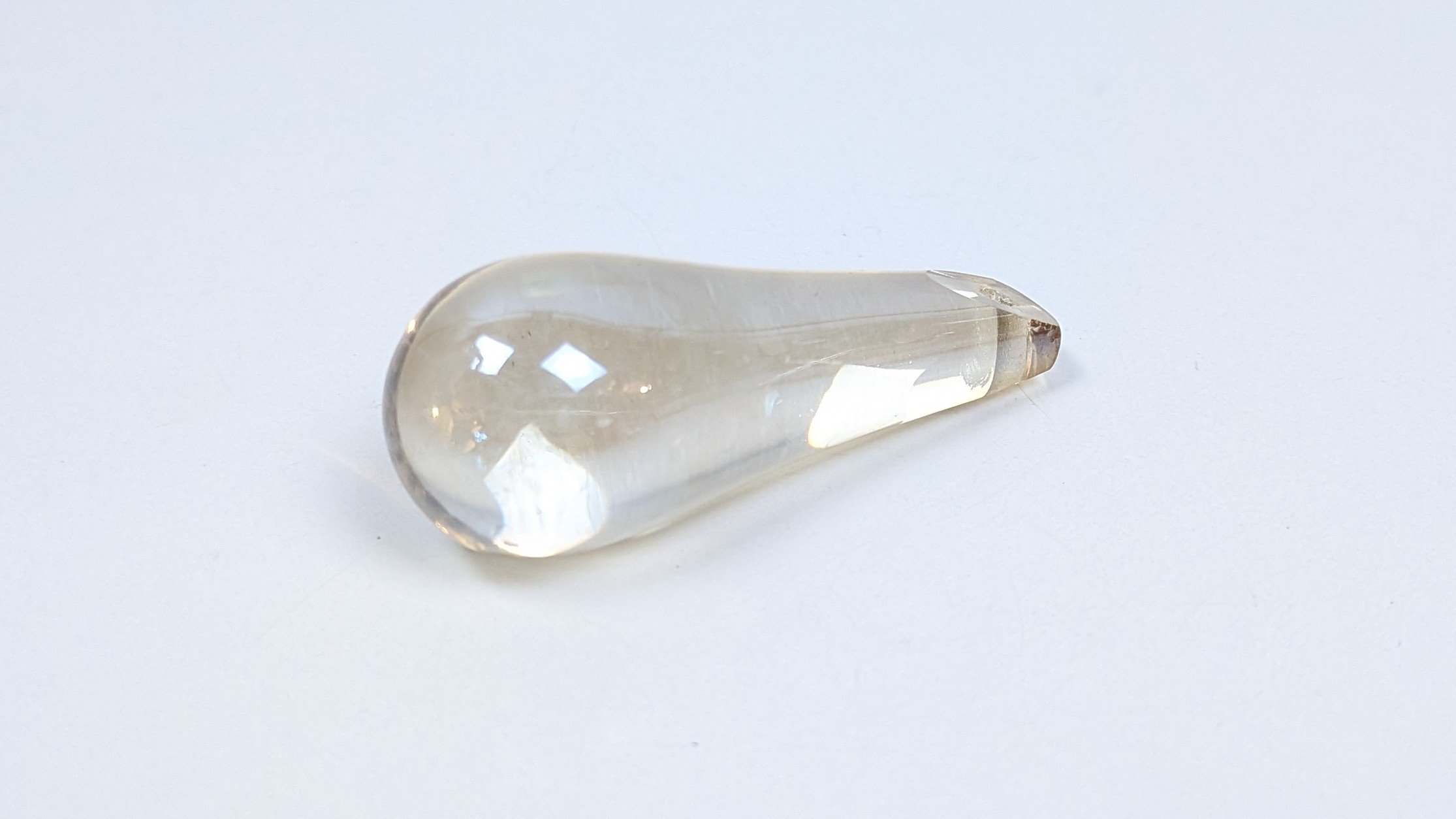 Dråbe i glas til Antik lysekrone. Lys rav farve. Reservedel. 53 mm lang. Læs info