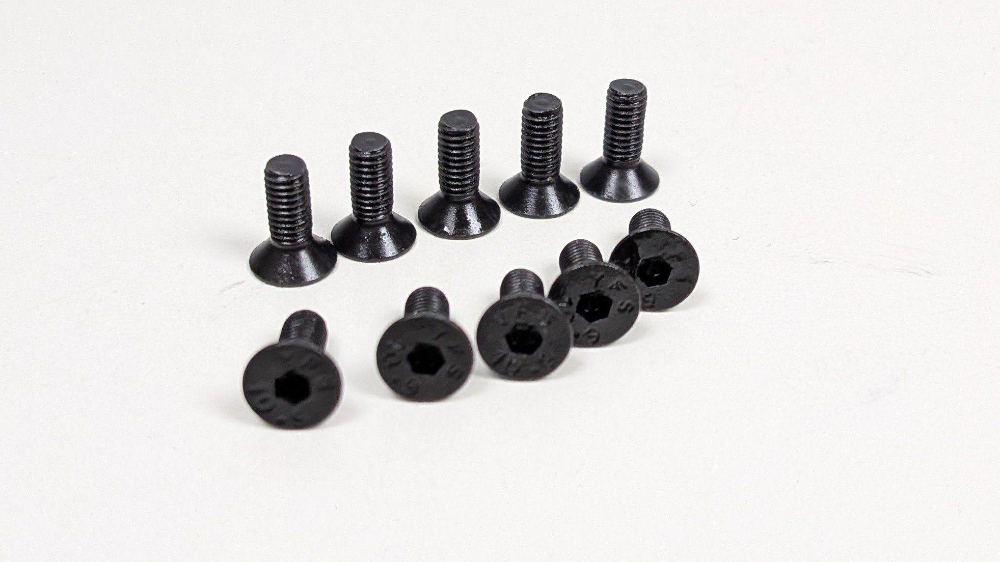 Lampebolt M3x8 Undersænket. Sort stål. Til special lamper, dækplader m.m. Se info. 10 stk. – produktbillede 1 – Specialbolte lamper