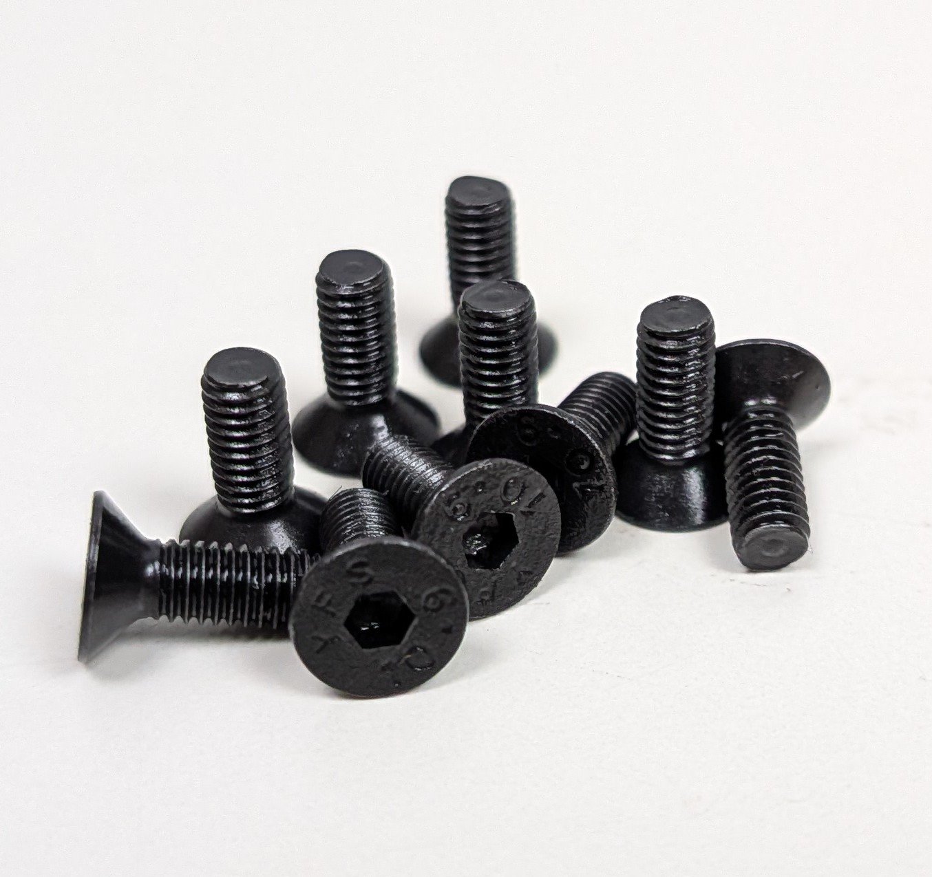 Lampebolt M3x8 Undersænket. Sort stål. Til special lamper, dækplader m.m. Se info. 10 stk. – produktbillede 3 – Specialbolte lamper