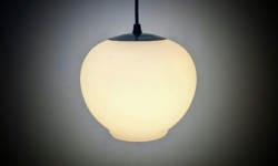Skøn opalglas hjørne loftlampe eller entre pendel. Ø20. Nyt el m.m. Hvid med sort.