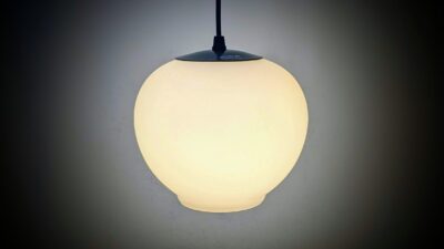 Skøn opalglas hjørne loftlampe eller entre pendel. Ø20. Nyt el m.m. Hvid med sort.