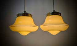 Sæt med 2 skønne loftlamper fra 1940. Professionelt restaureret. Ø18.