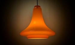 Skøn hjørne glas loftlampe fra 1970. 1,7 kilo glas. Nyt el. Hygge tv pendel.