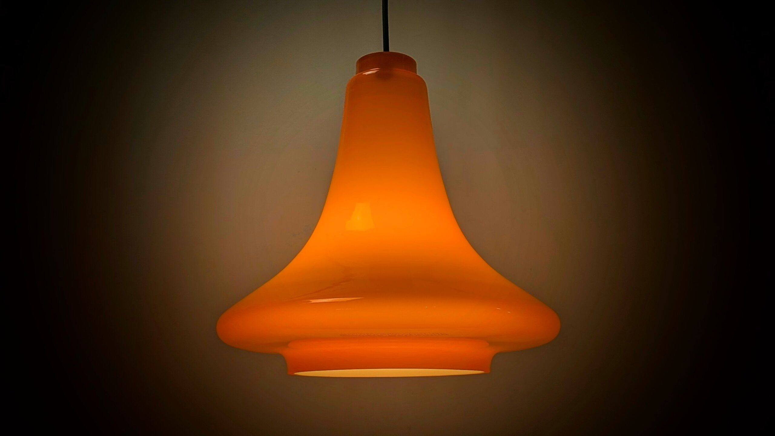 Skøn hjørne glas loftlampe fra 1970. 1,7 kilo glas. Nyt el. Hygge tv pendel. – Loftlamper
