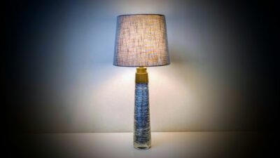 Bengt Edenfalk bordlampe i ægte krystal – blå fra 1960. Professionelt restaureret. 59 cmH – Stilfulde Bordlamper