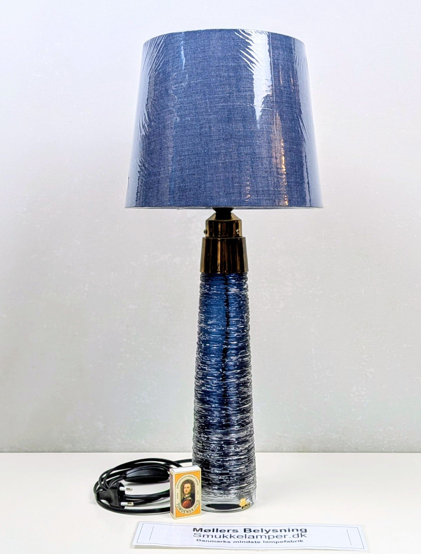 Bengt Edenfalk bordlampe i ægte krystal – blå fra 1960. Professionelt restaureret. 59 cmH – produktbillede 1 – Stilfulde Bordlamper