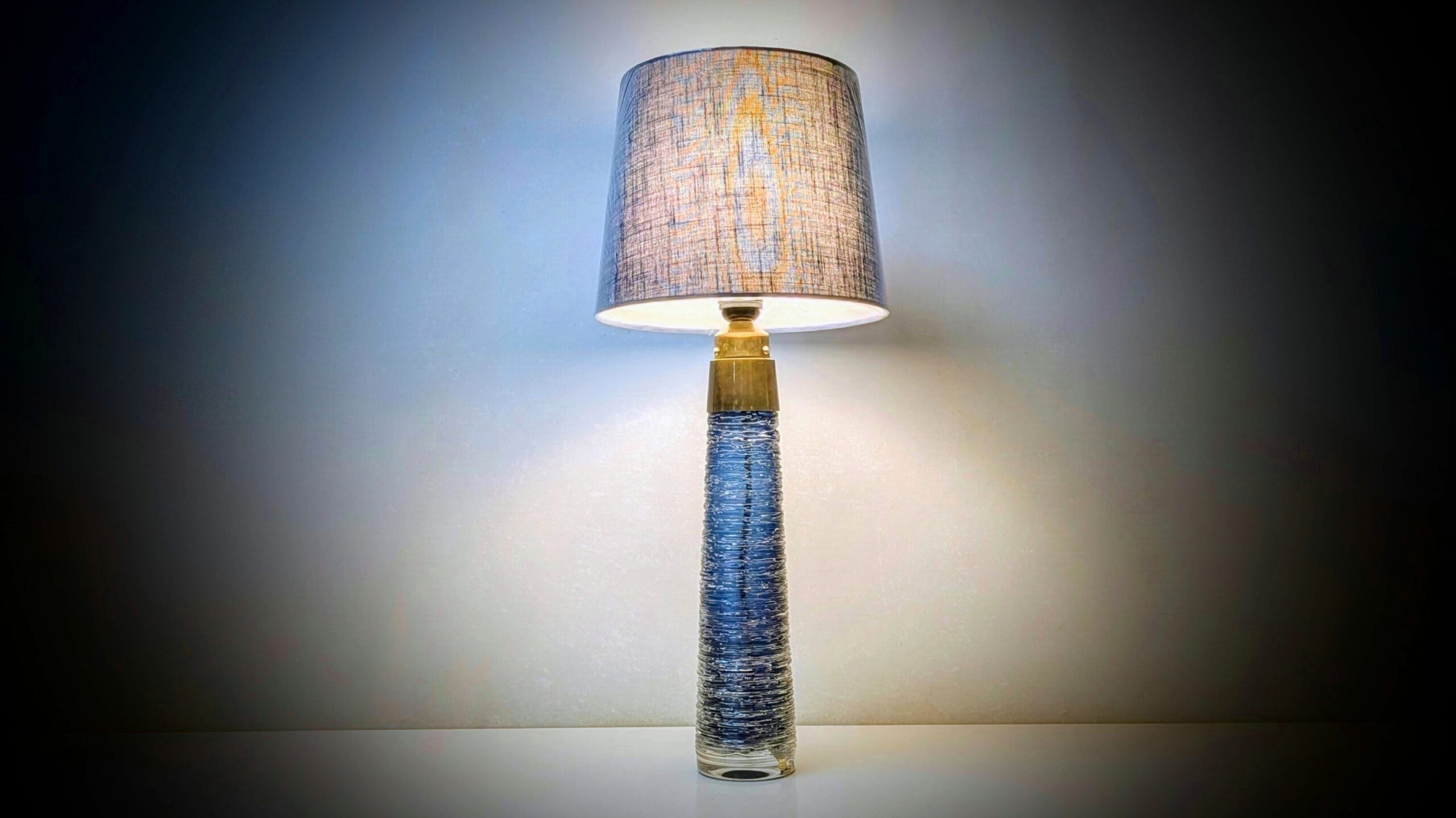 Bengt Edenfalk bordlampe i ægte krystal – blå fra 1960. Professionelt restaureret. 59 cmH – produktbillede 3 – Stilfulde Bordlamper