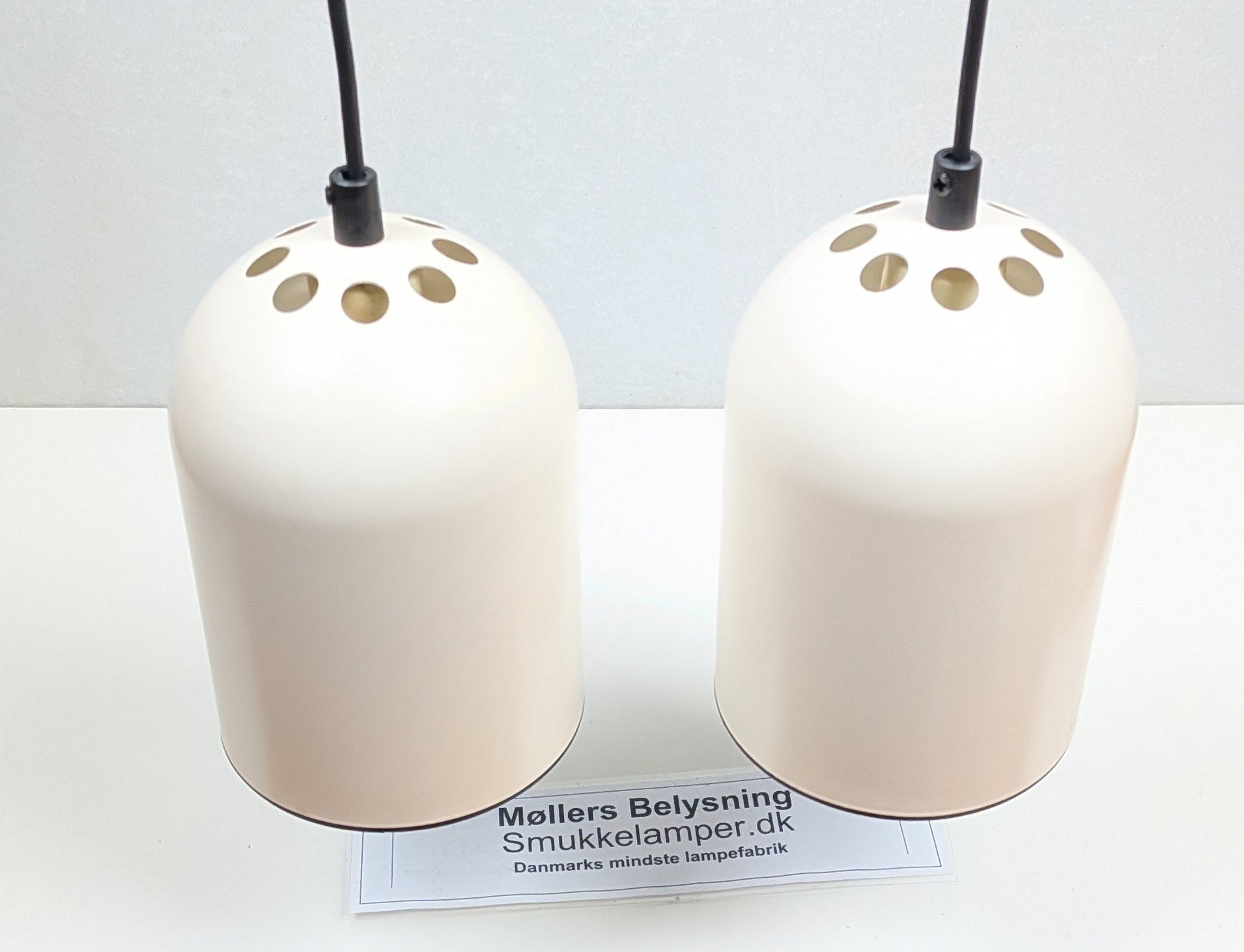 Sæt med to Danish design loftlamper fra 1999. Cream white. Nyt el. Ø14. Light studio by Horn. – produktbillede 2 – Orangeri og udestue belysning