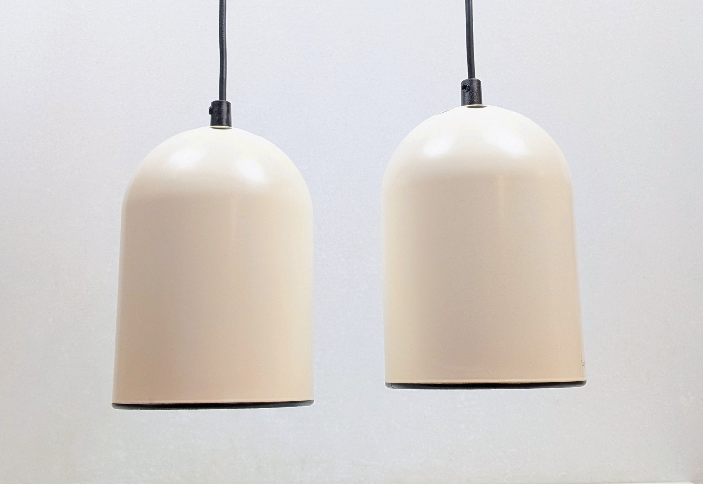 Sæt med to Danish design loftlamper fra 1999. Cream white. Nyt el. Ø14. Light studio by Horn. – produktbillede 1 – Orangeri og udestue belysning