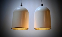Sæt med to Danish design loftlamper fra 1999. Cream white. Nyt el. Ø14. Light studio by Horn.