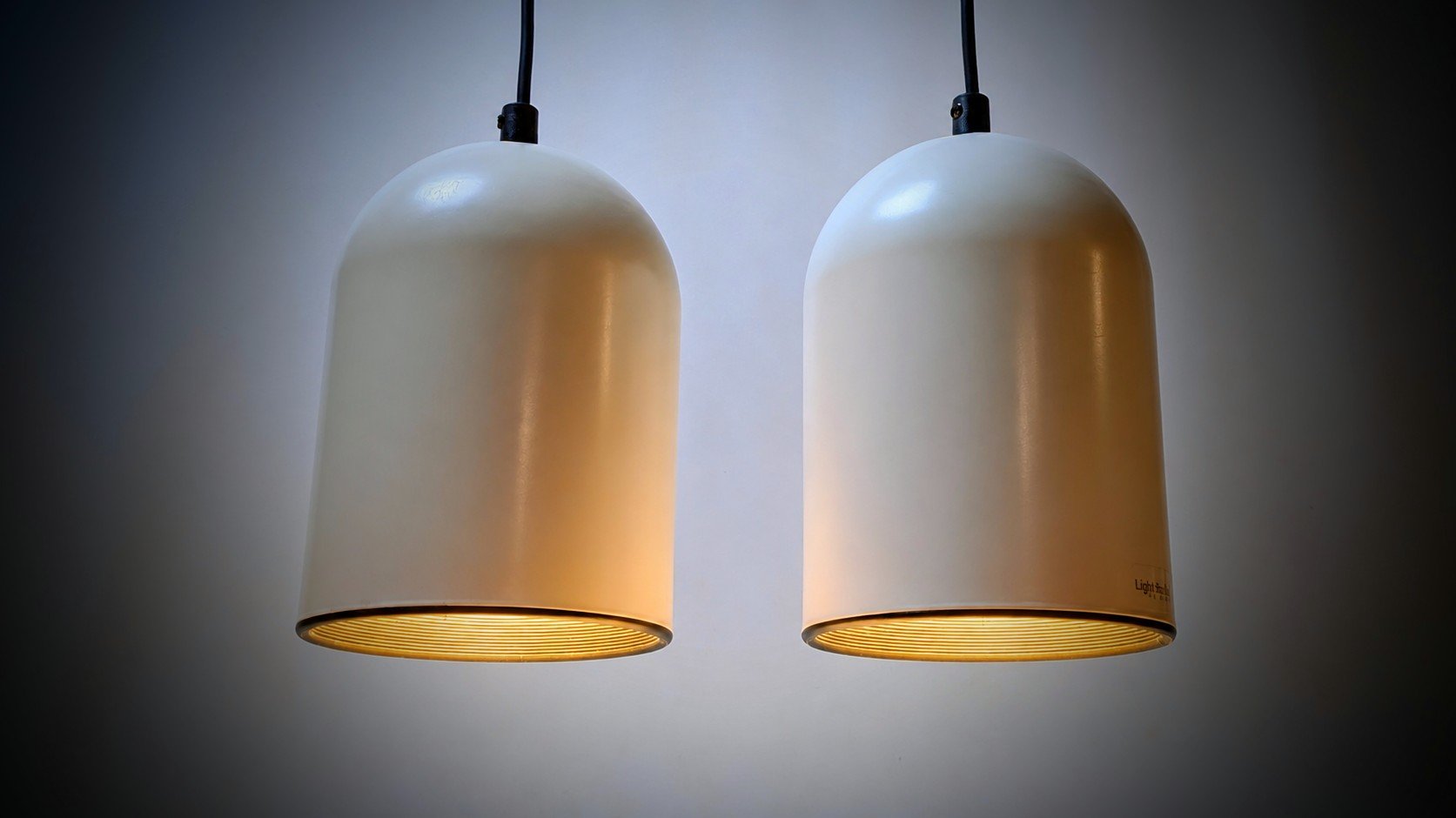 Sæt med to Danish design loftlamper fra 1999. Cream white. Nyt el. Ø14. Light studio by Horn. – Orangeri og udestue belysning