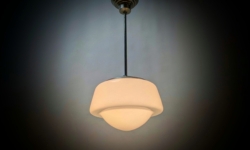 Skøn hånd restaureret loftlampe fra 1940. Hvid opal Nyt el. Ø25. 50 cm fast nedhæng