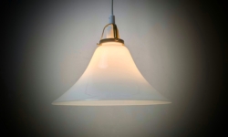 Elegant opalglas pendel i dansk design fra E.S.HORN. 28,5 cm.  Nyt el.