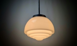 Skøn lille klassisk entre pendel fra 1940. Hvid opalglas. 68 cm fast nedhæng. Nyt el.