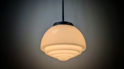 Skøn lille klassisk entre pendel fra 1940. Hvid opalglas. 68 cm fast nedhæng. Nyt el. – Kuglependler