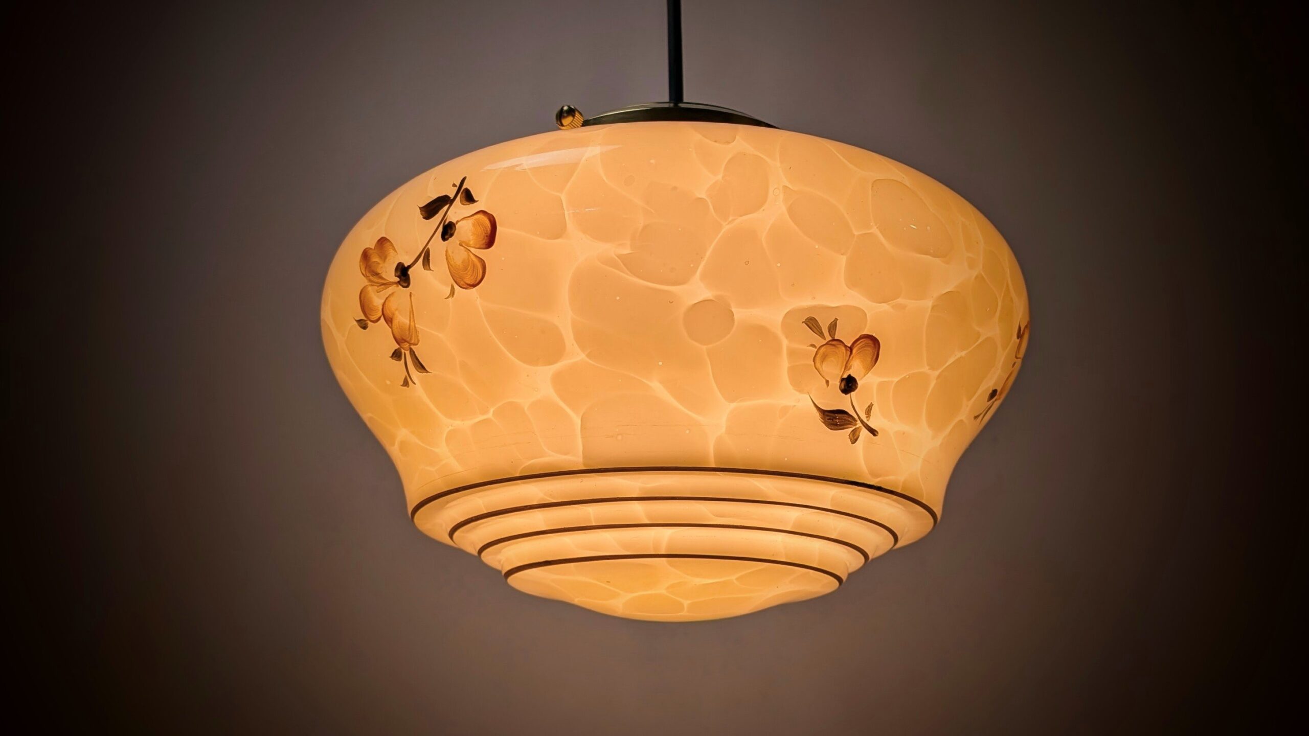 Romantisk lyserød soveværelse loftlampe fra 1930. Fuld restaureret. Ø24.