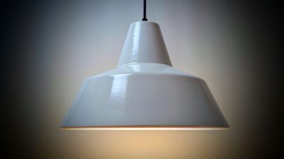 Klassisk dansk design. Louis Poulsen værkstedspendel Hvid. Ø35. Nyt el. – Design ikoniske lamper til spisestuen
