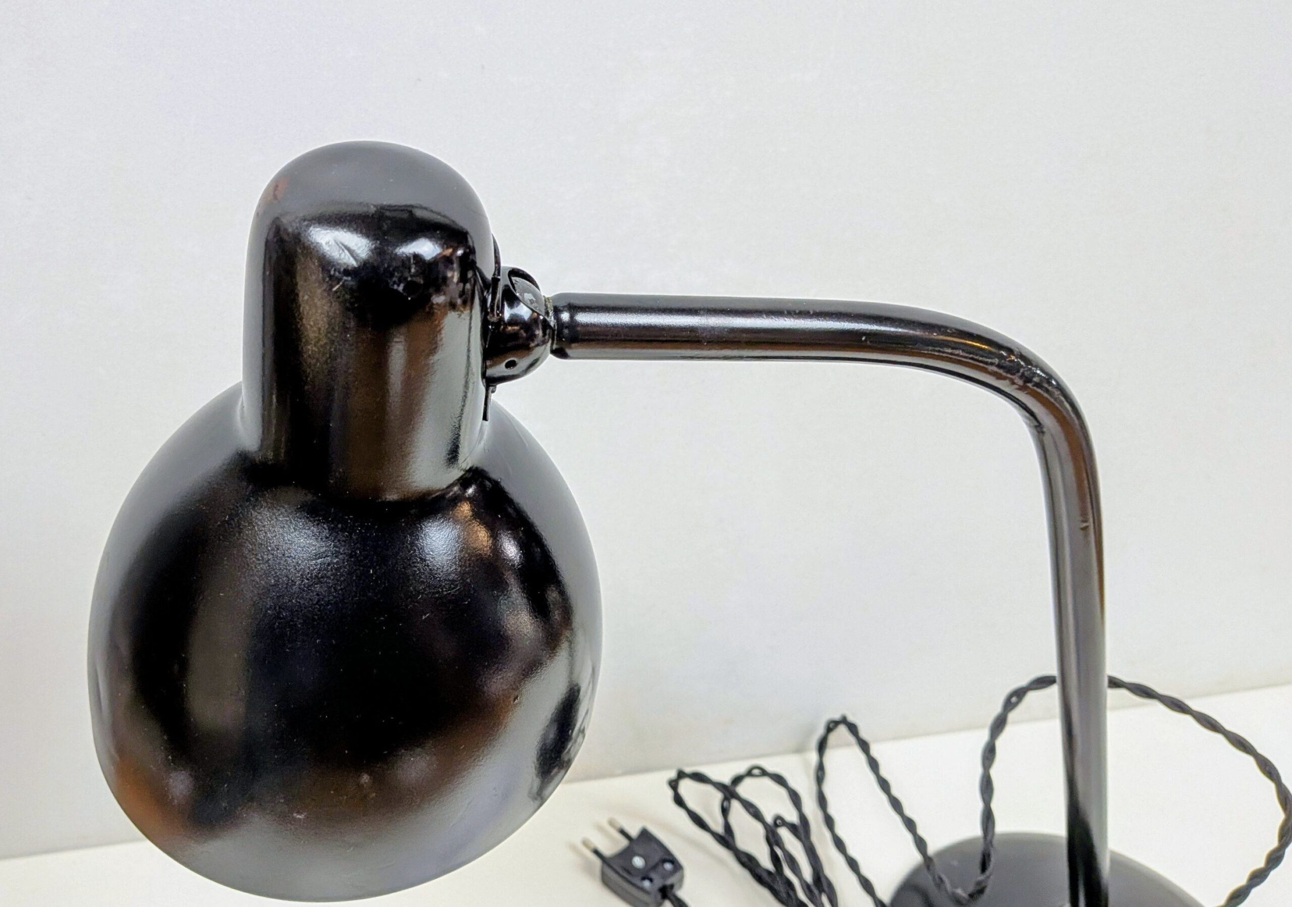 Klassisk design kontorlampe fra 1950. Restaureret. Nylakeret sort. 50 cm høj. Delvist nyt el. – produktbillede 1 – Stilfulde Bordlamper