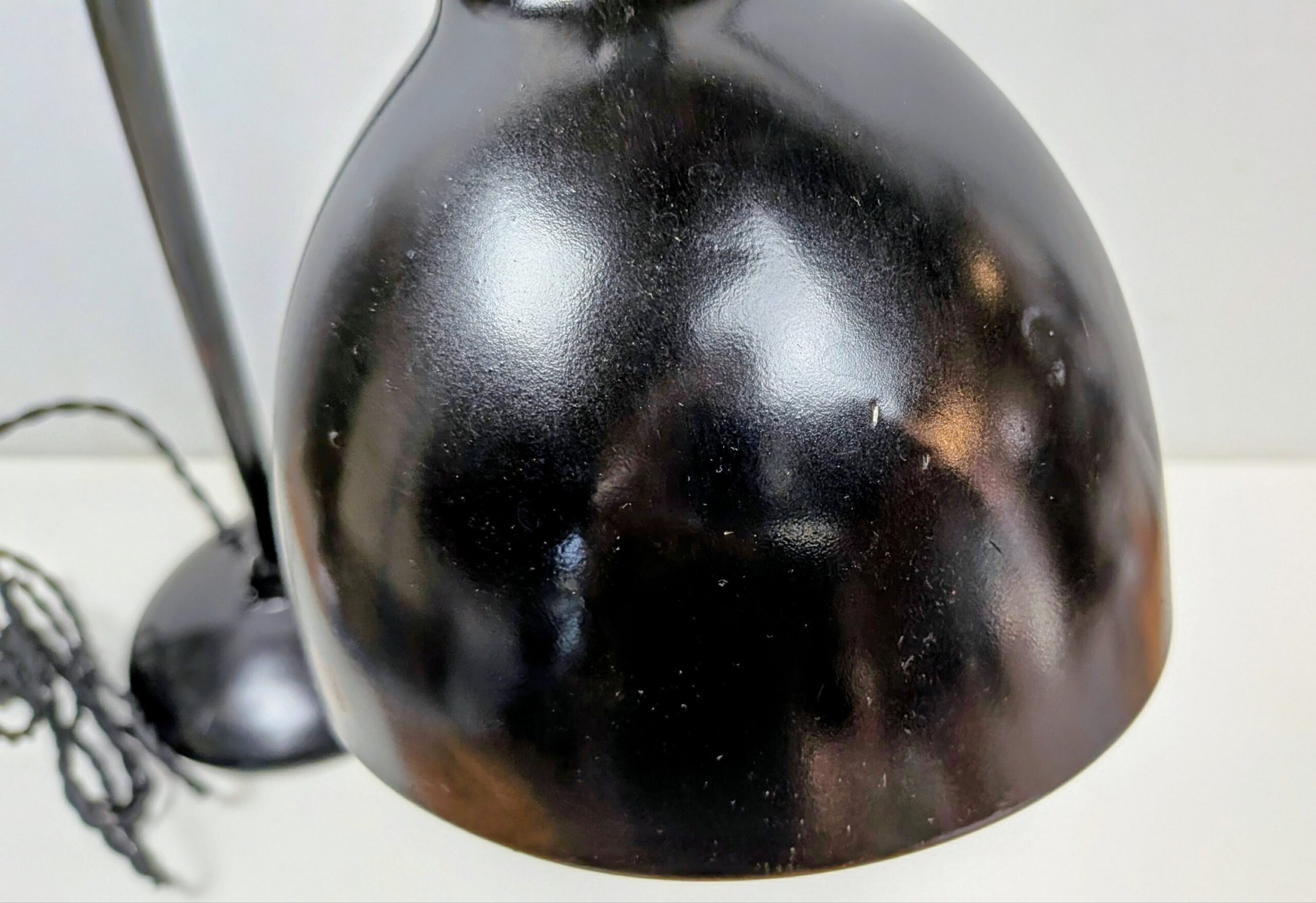 Klassisk design kontorlampe fra 1950. Restaureret. Nylakeret sort. 50 cm høj. Delvist nyt el. – produktbillede 4 – Stilfulde Bordlamper